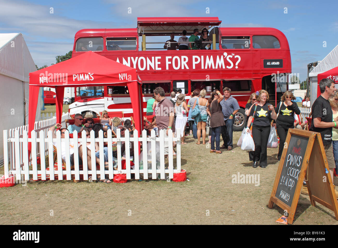 Pimm es London Routemaster Bus mobile Bar, 2010 GuilFest Musikfestival, Stoke Park, Guildford, Surrey, England, UK, Europa Stockfoto