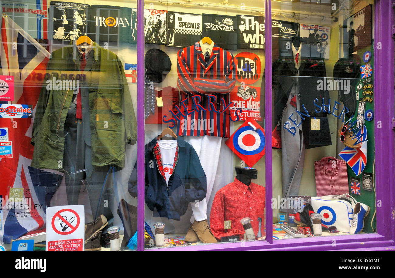 Klassischen 60er Jahre Mode-Kleidung und Utensilien in Sherry Shop Schaufenster, Carnaby Street, London, UK Stockfoto
