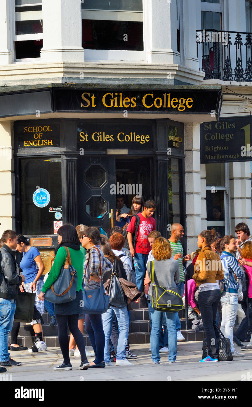 Ausländischer Studenten Englisch am St Giles College, eine Pause in der Sonne, Brighton, East Sussex, UK Stockfoto