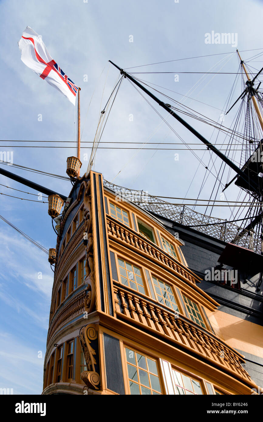 England Hampshire Portsmouth Historic Naval Dockyard HMS Victory Flaggschiff von Admiral Lord Nelson White Ensign auf Quarter deck Stockfoto
