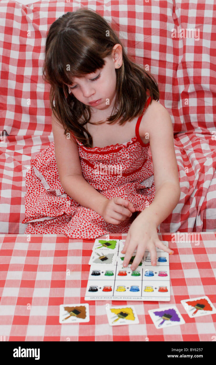 Kindergarten Mädchen von 5 spielen mit einer Farbe matching-Spiel Stockfoto