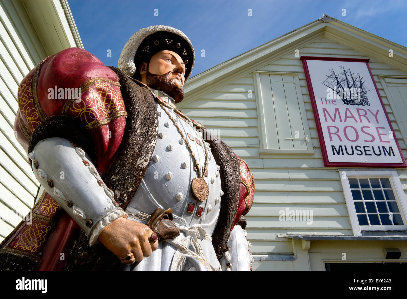 England Hampshire Portsmouth Historic Naval Dockyard Statue von Tudor König Henry VIII außerhalb Mary Rose Museum für sein Flaggschiff. Stockfoto