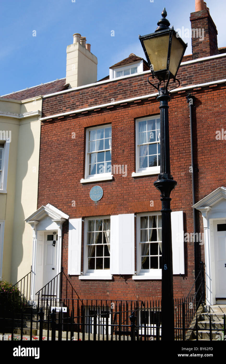 England Hampshire Portsmouth Charles Dickens Birthplace Museum mit blaue Plakette in alten Handelsstraße wo er geboren wurde Stockfoto