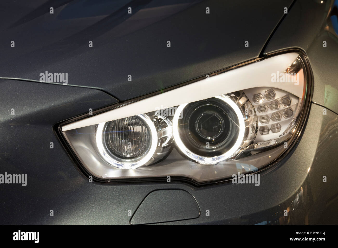 LED-Scheinwerfer auf einem BMW Stockfoto