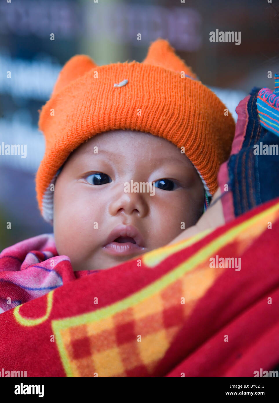 schwarzen Hmong ethnischen Baby. Sapa, Provinz Lao Cai, Vietnam. Stockfoto