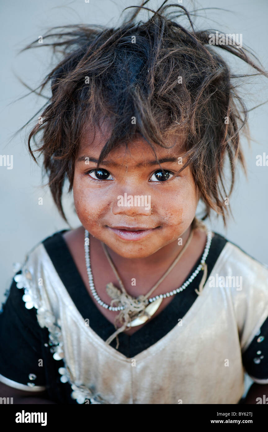 Jungen armen untere Kaste indischen Straße Baby Mädchen lächelnd. Andhra Pradesh, Indien. Selektiver Fokus Stockfoto