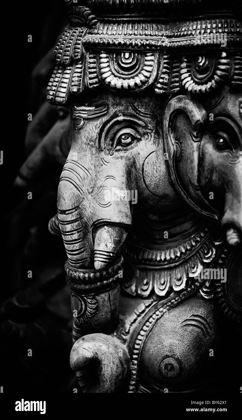 Hinduistische Elefantengott, Lord Ganesha. Der Spitze drei hölzerne Statue der hindu-Tempel. Monochrom Stockfoto