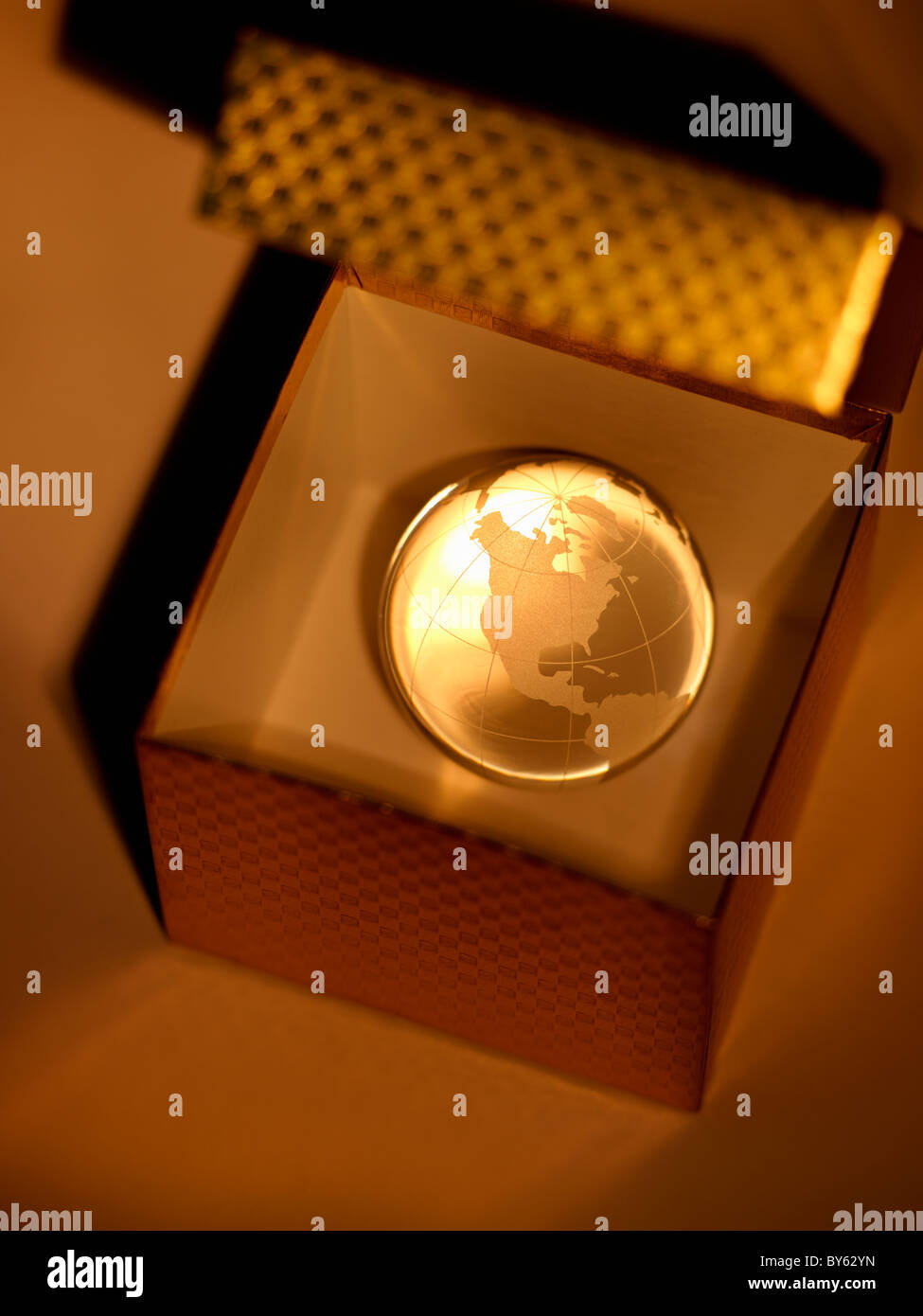 Kristall-Kugel der Erde in einer Geschenkbox geliefert Stockfoto