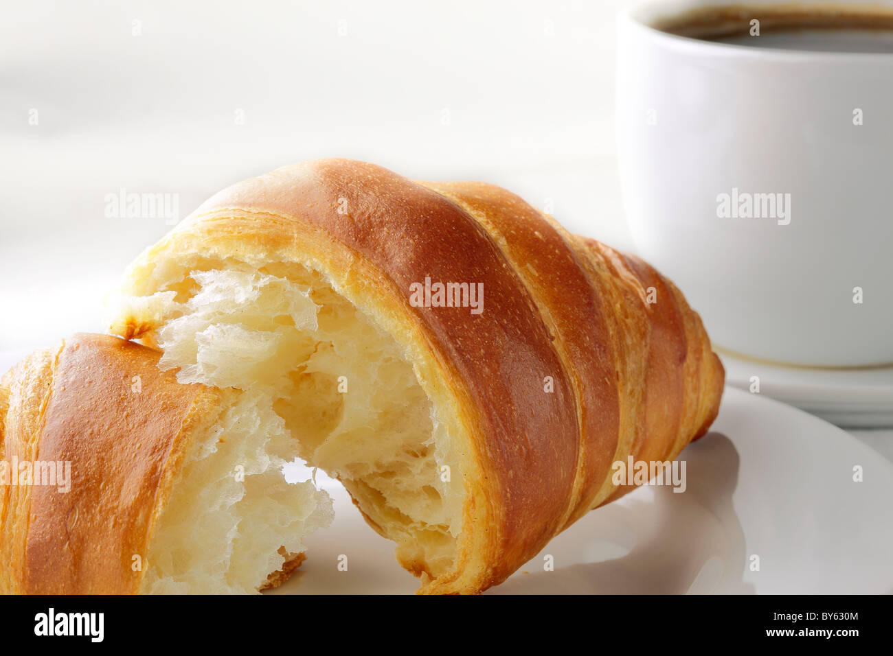Croissant und Kaffee Stockfoto
