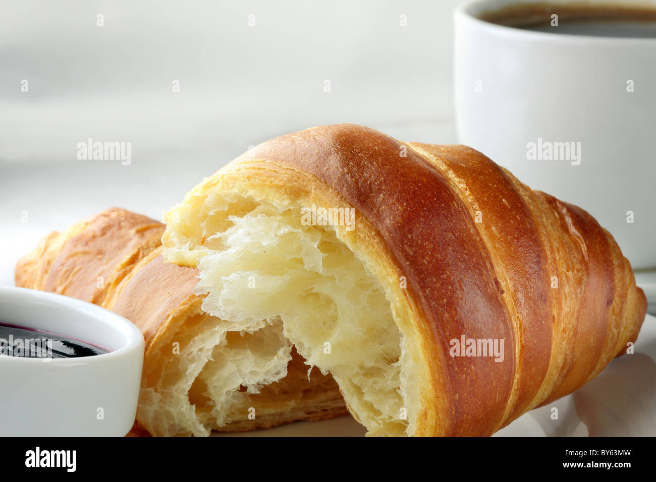 Croissant, Marmelade und Kaffee Stockfoto