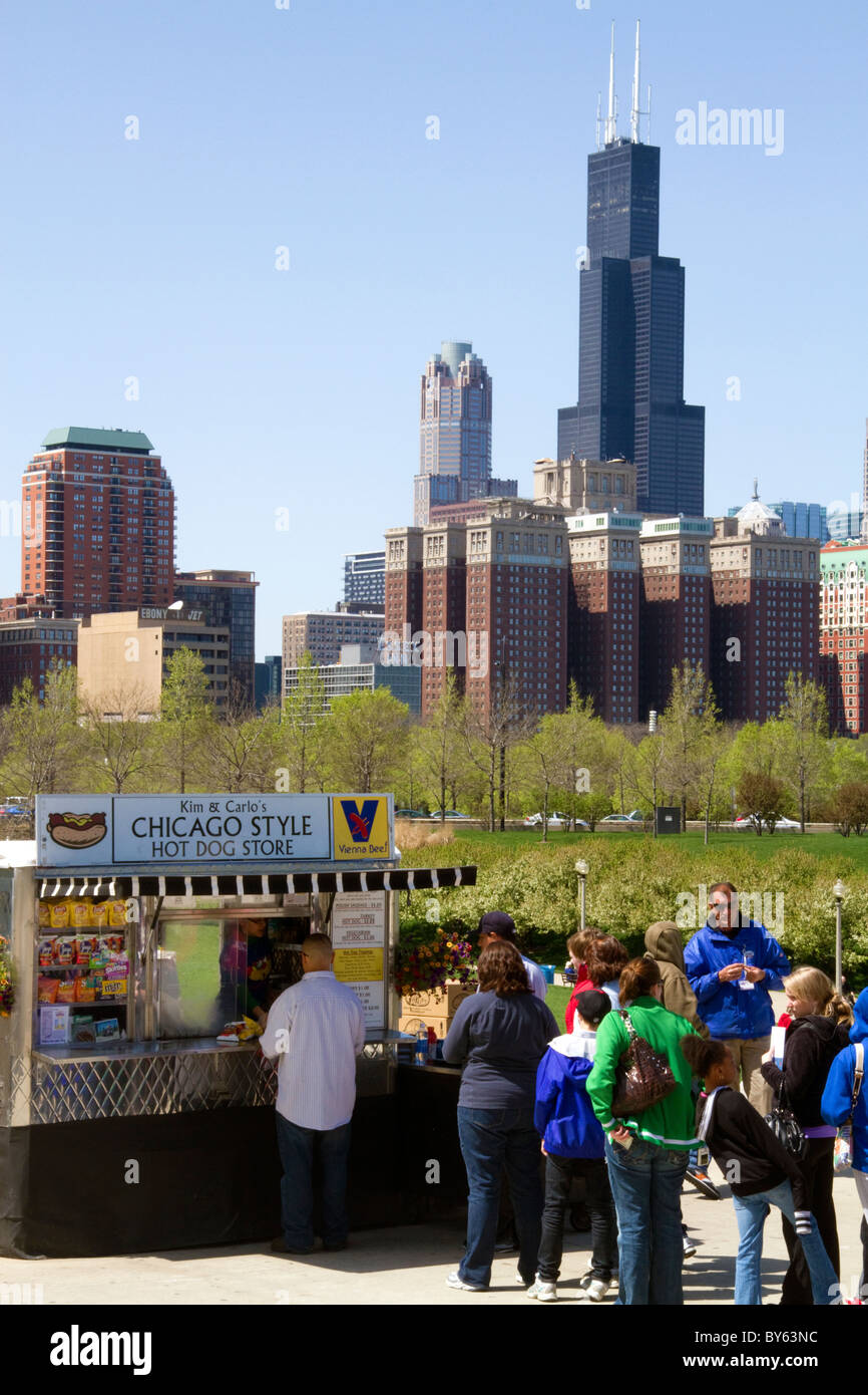 Hot Dog Verkäufer mit Willis Tower im Hintergrund im Shedd Aquarium in Chicago, Illinois, USA. Stockfoto