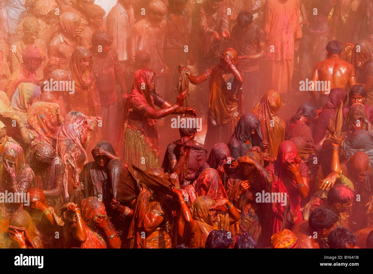 Holi-Fest in einem Tempel nr Mathura, Uttar Pradesh, Indien Stockfoto