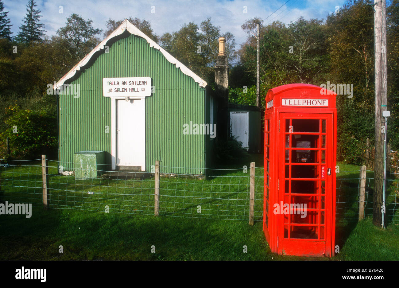 Phone Box und Dorfhalle, Salen, Ardnamurchan, Argyll, Schottland.  Im Jahre 1935 entworfen von Sir Giles Gilbert Scott. Stockfoto