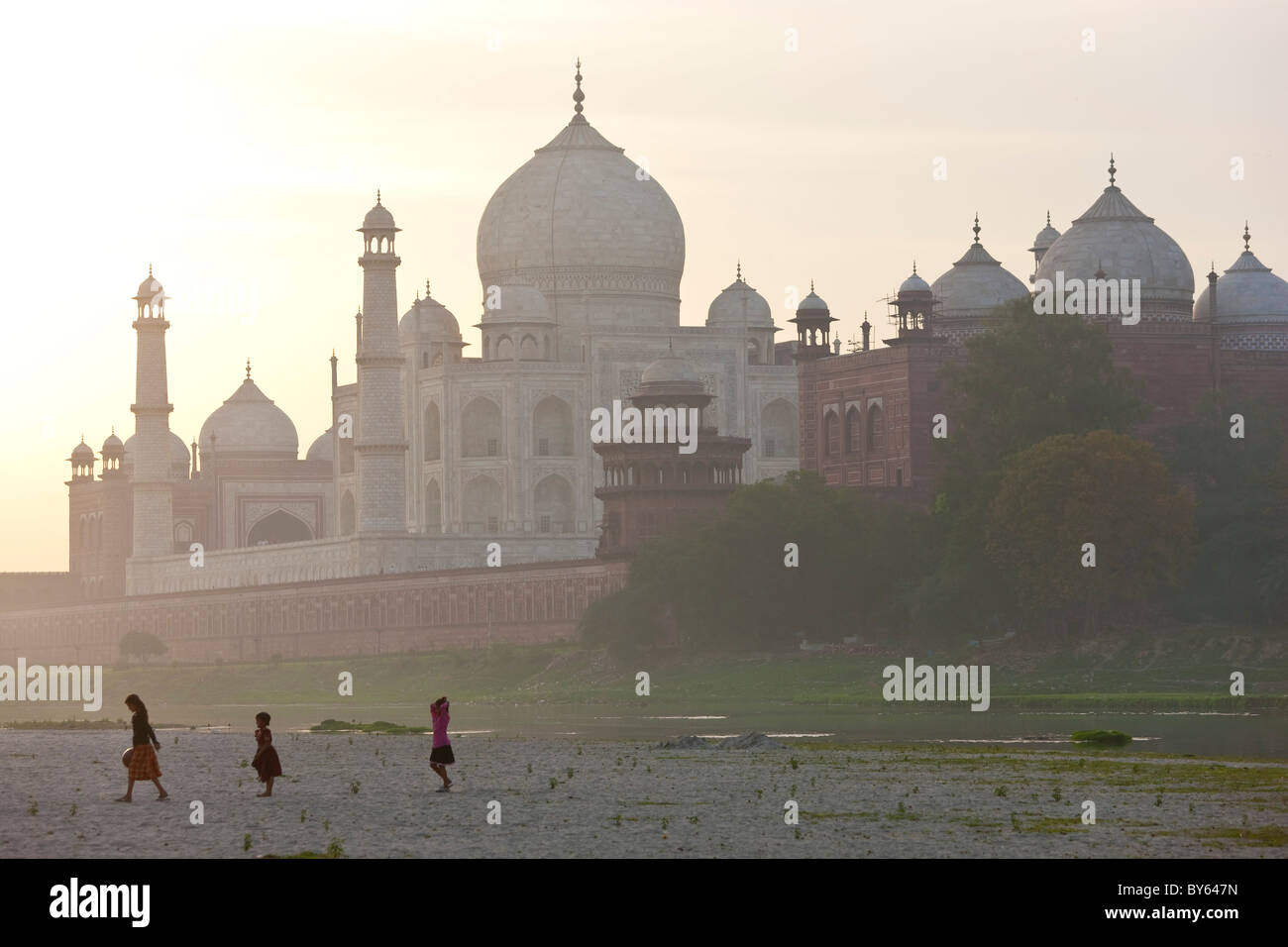 Taj Mahal am Ufer des Flusses Yamuna, Agra, Indien Stockfoto