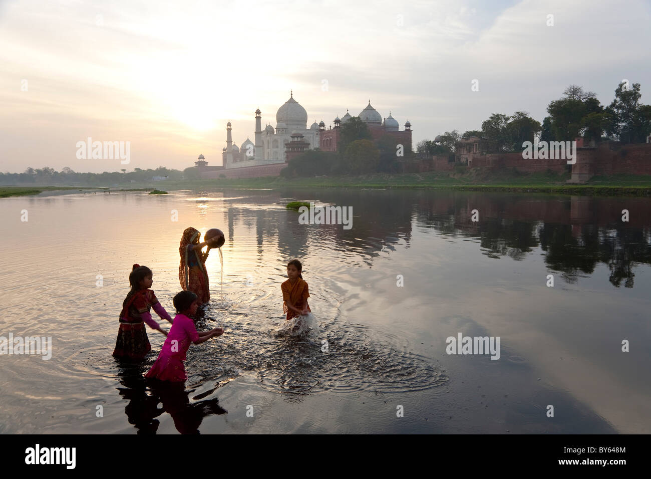 Taj Mahal & sammeln von Wasser am Ufer des Flusses Yamuna, Agra, Indien Stockfoto