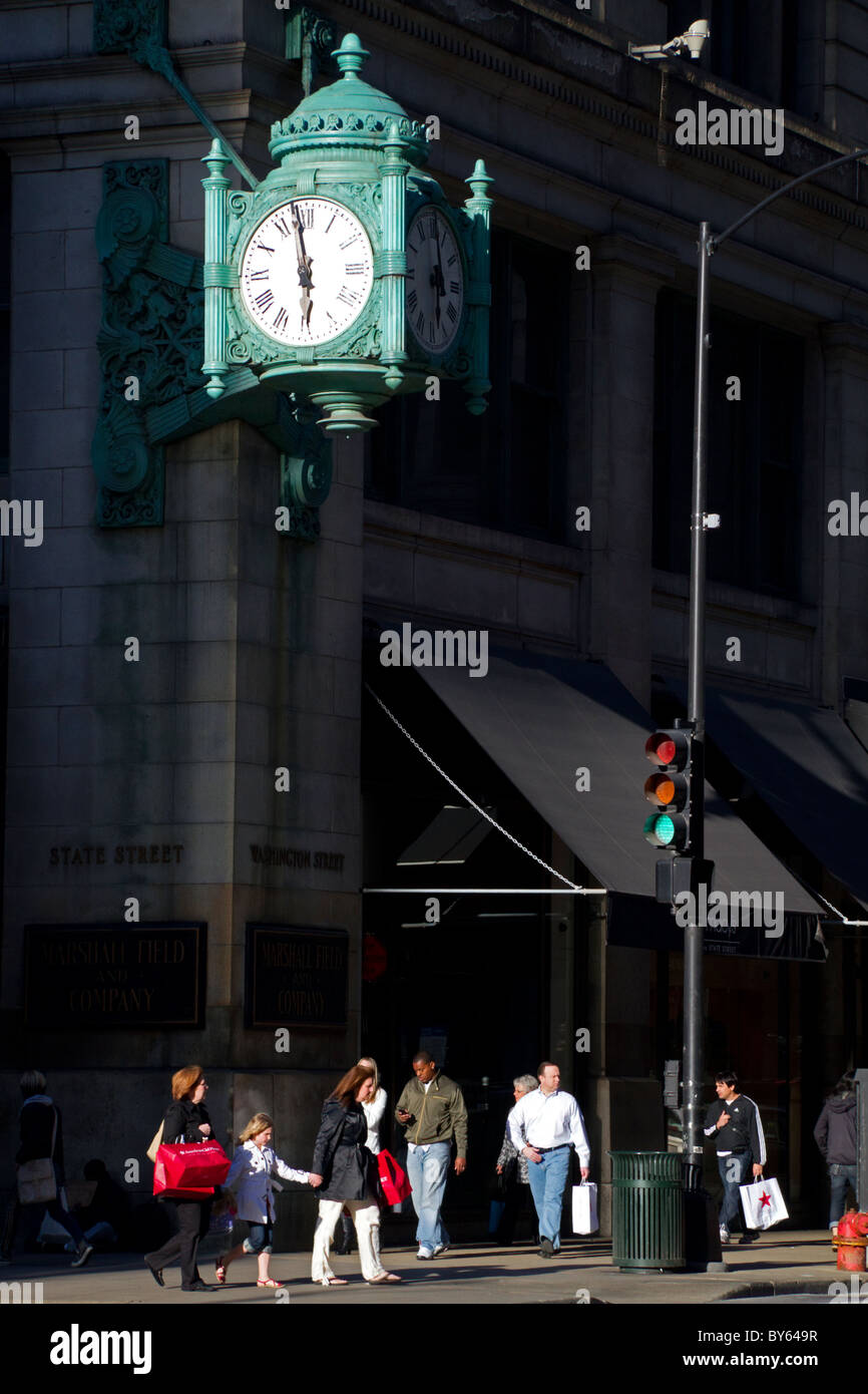 Die Uhr am Marshall Field State Street speichern in Chicago, Illinois, USA. Stockfoto