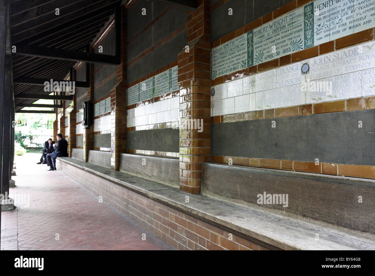 Postman Park in der Londoner City, ein Tribut an die Opfer der Londoner. Stockfoto