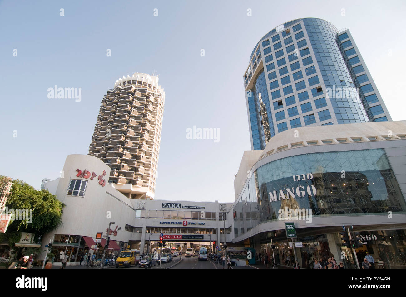 Israel, Tel Aviv Dizengoff Centre Shopping Mall und Wohnturm Stockfoto