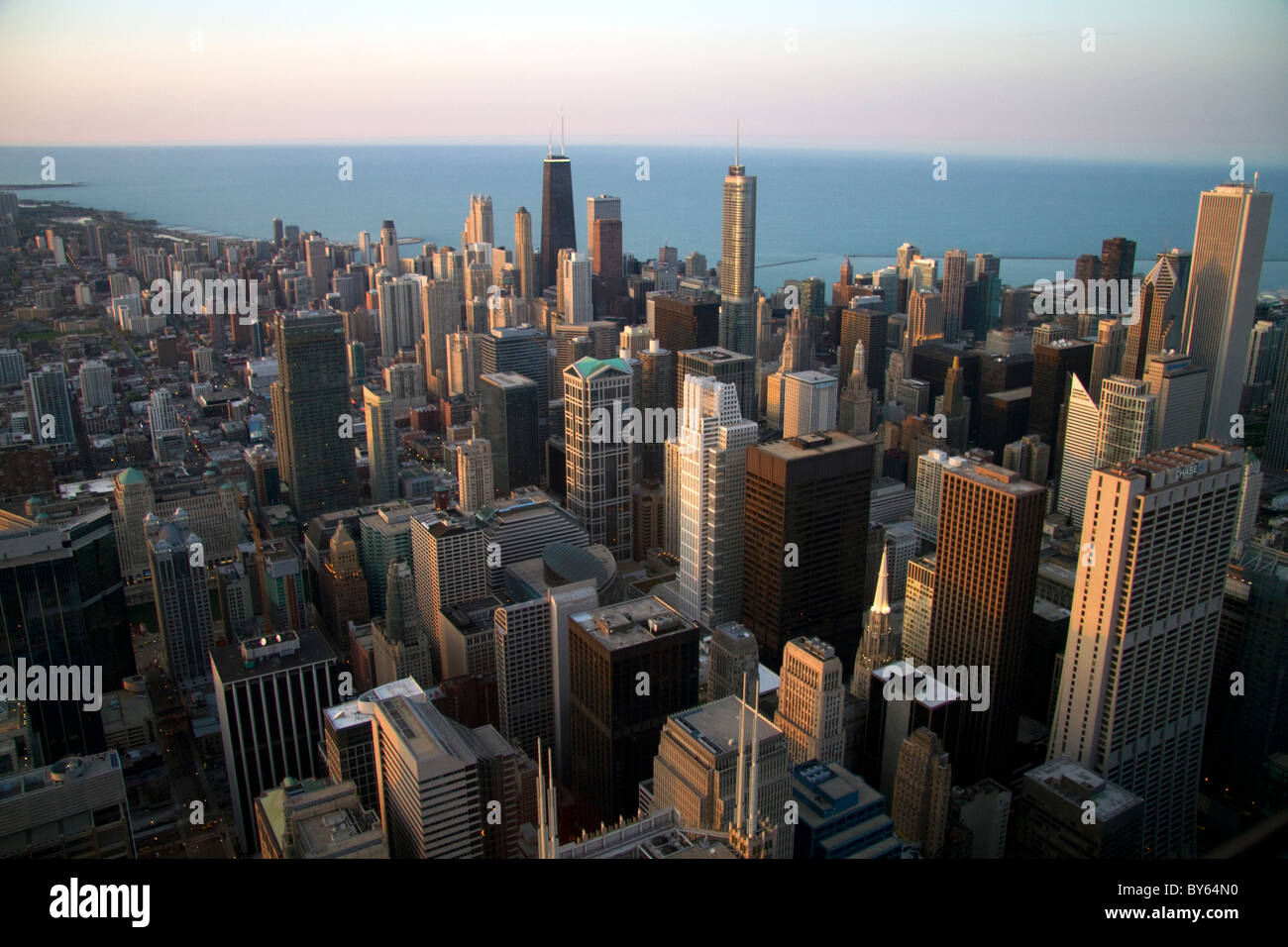 Blick auf die Stadt und den Lake Michigan Uferpromenade vom Willis Tower in Chicago, Illinois, USA. Stockfoto