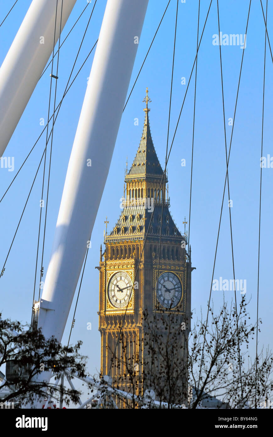 Big Ben mit der Struktur des London Eye im Vordergrund Stockfoto