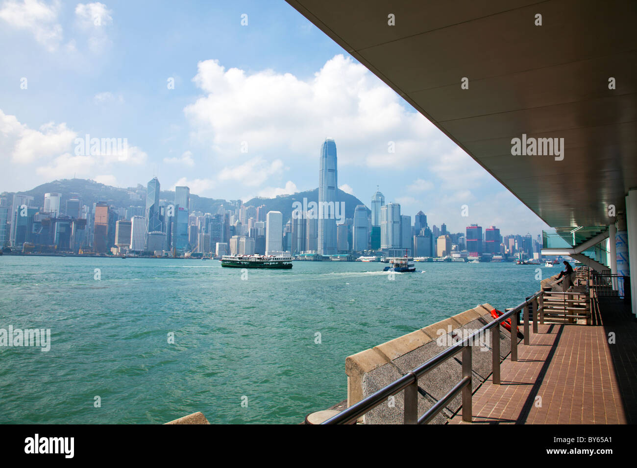 Anzeigen der Hong Kong Skyline von Kowloon Harbour City Shopping mall Stockfoto