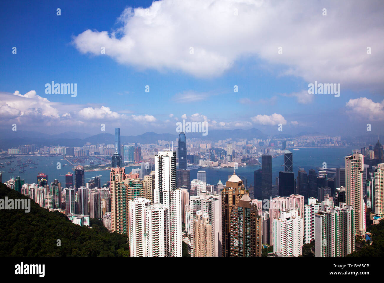 Victoria Peak, Hong Kong, an einem schönen klaren Tag mit Blick auf Kowloon und Hong Kong und dem Hafen Stockfoto