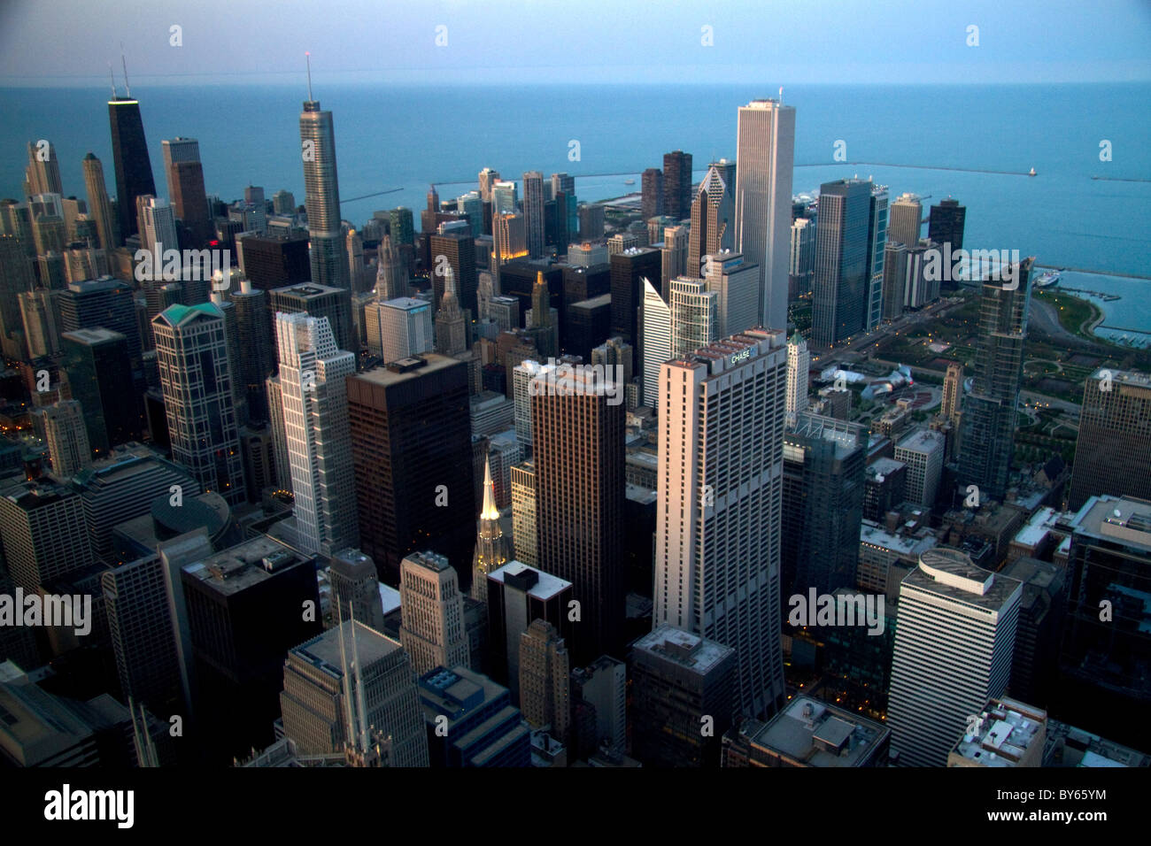 Blick auf die Stadt und den Lake Michigan Uferpromenade vom Willis Tower in Chicago, Illinois, USA. Stockfoto