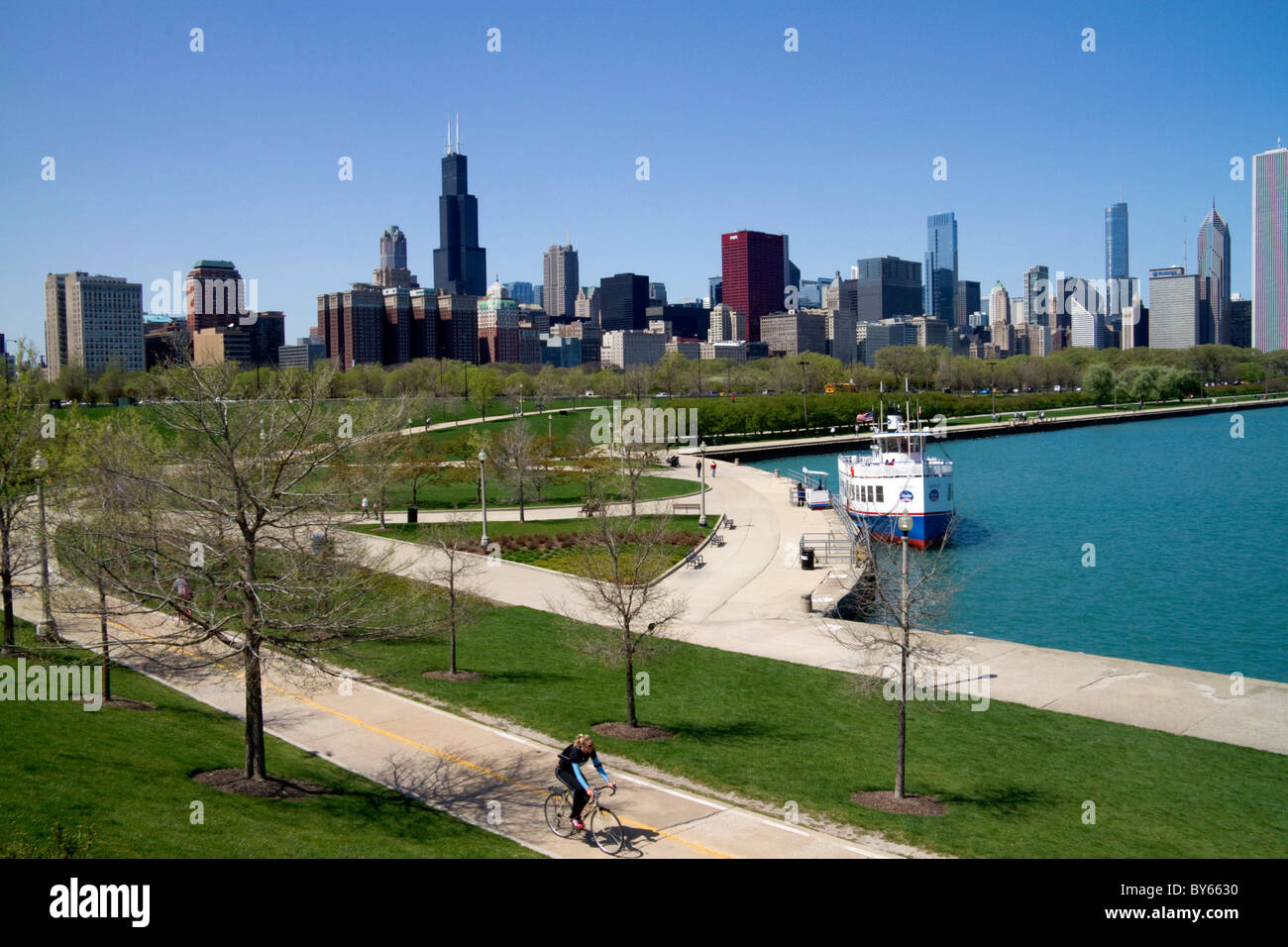 Blick auf die Skyline von Chicago aus Wasser, Illinois, USA. Stockfoto