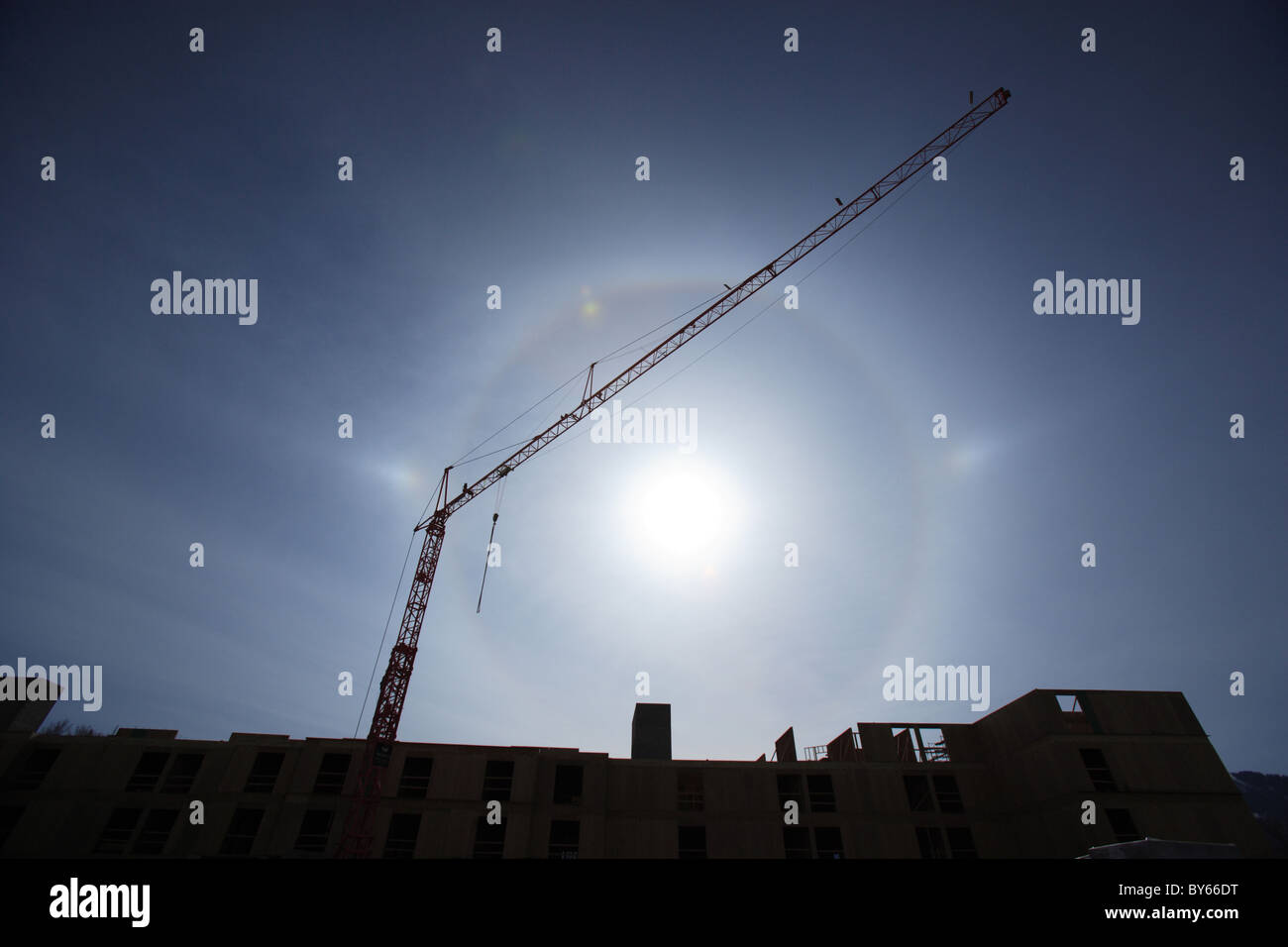 Eine aufrechte Sockel Kran auf einer Baustelle Stockfoto