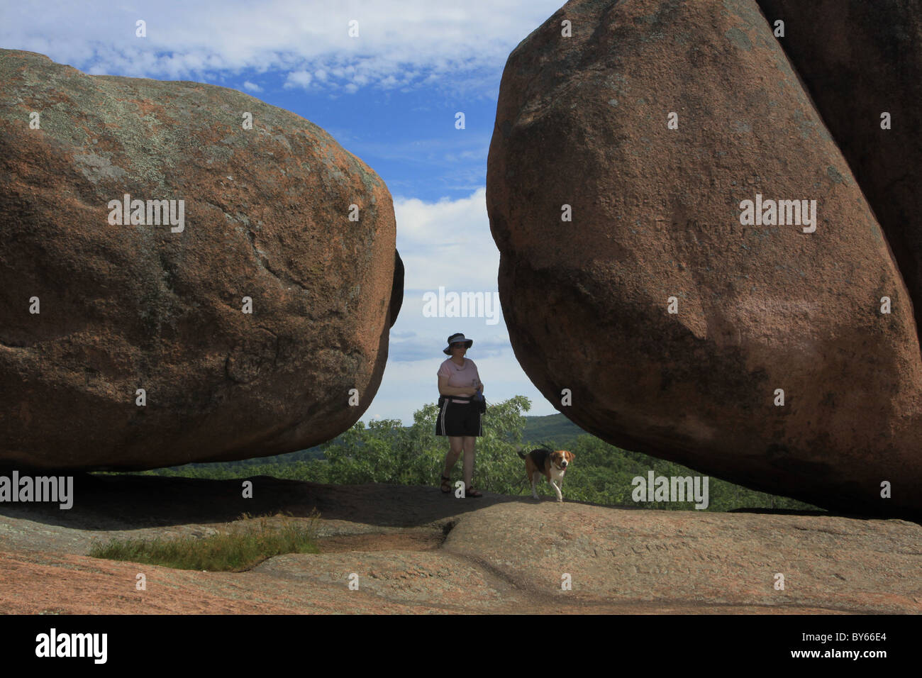 Frau und Hund Wanderer Bergsteiger Elefantenpark Felsen Staat Missouri Granit Stockfoto