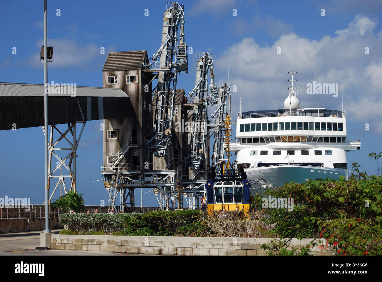 Bogen des Kreuzfahrtschiffes (Braemar) mit Reihe von Kai Krane in Vordergrund, Bridgetown, Barbados, Karibik. Stockfoto