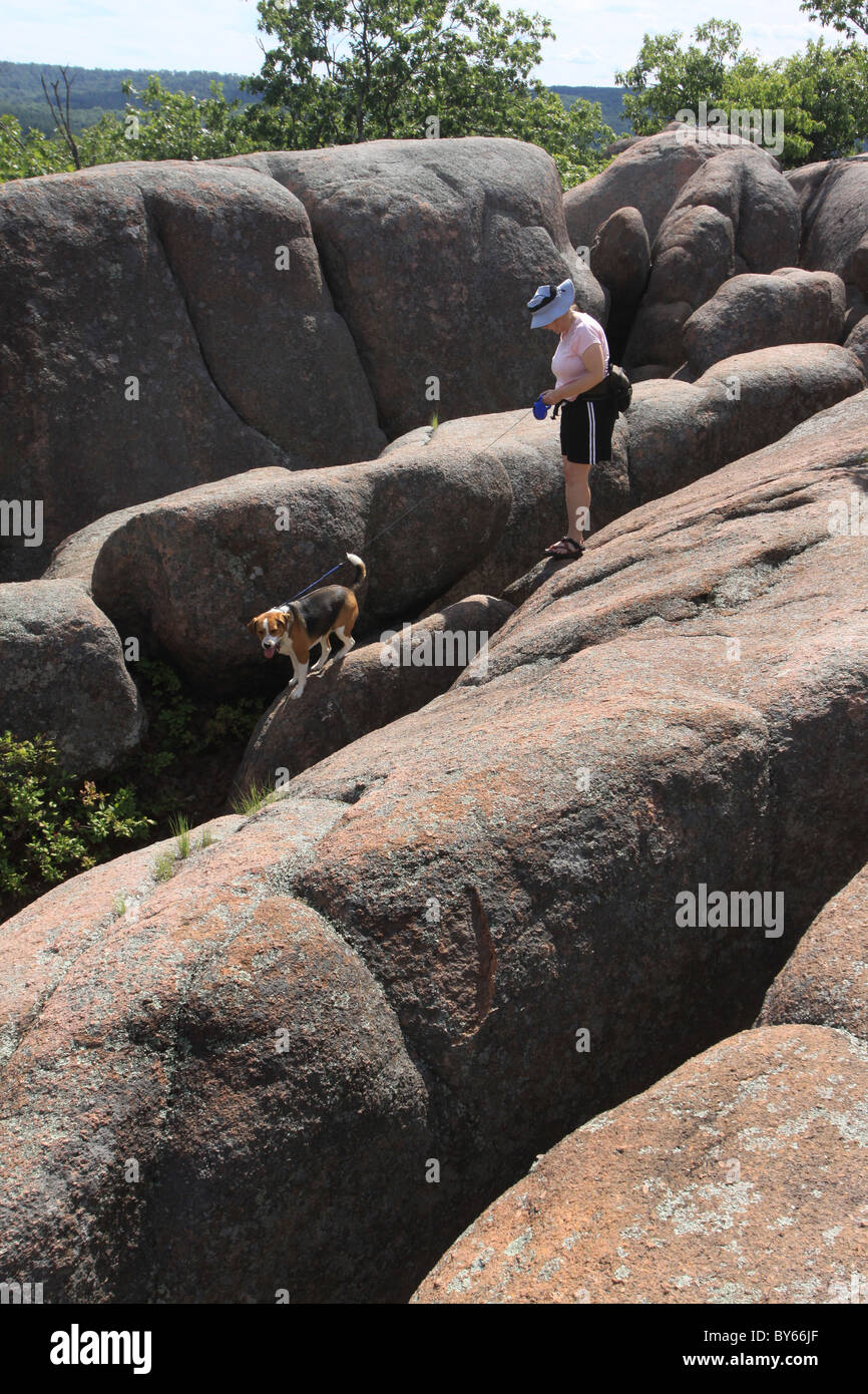 Frau Wanderer Hund Elefantenpark Felsen Staat Missouri Stockfoto