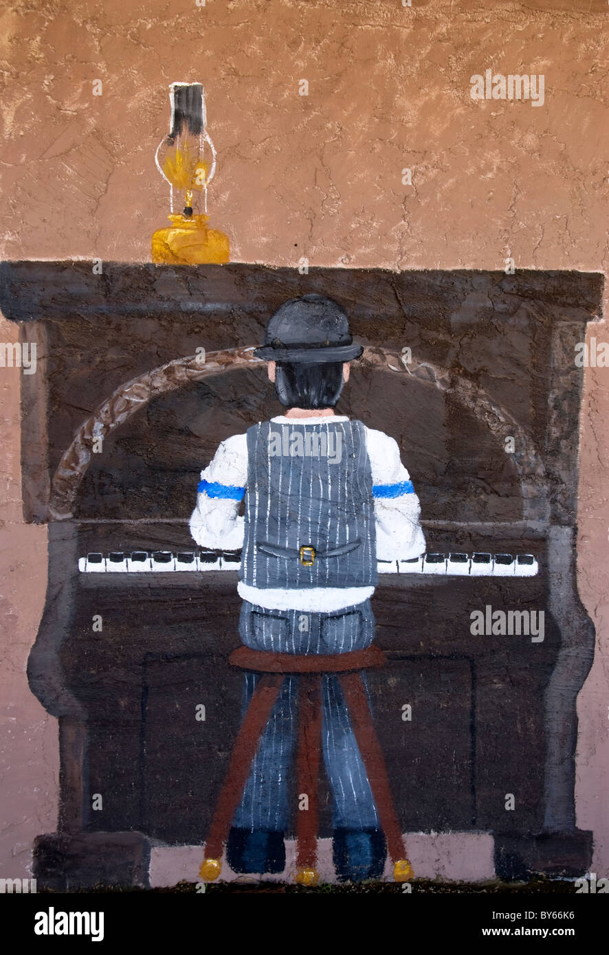 Mann am Klavier Wandbild an der Pioneer Living History Museum in Phoenix, Arizona, USA Stockfoto