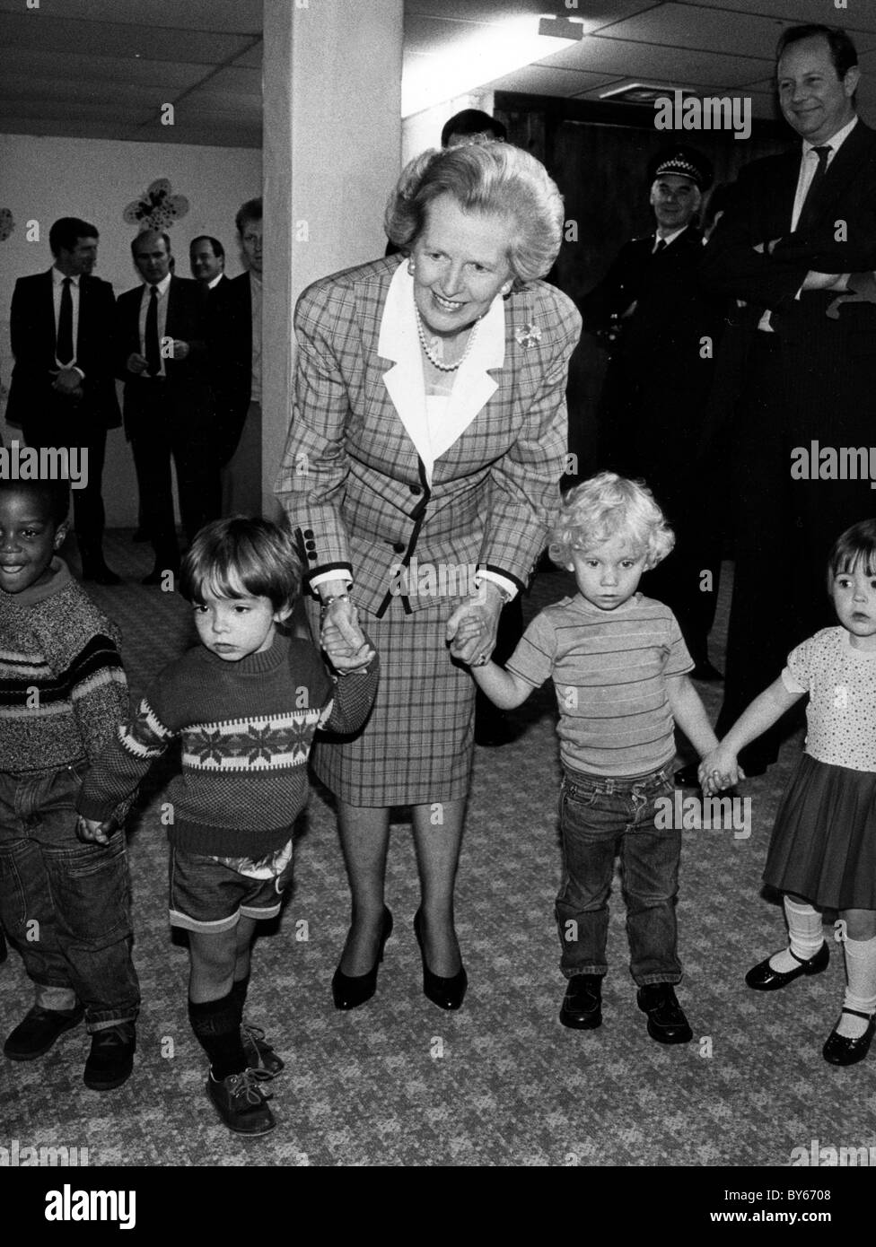 Die britische Premierministerin Margaret Thatcher hält die Hände mit Kindergartenkindern in Wolverhampton 1980 Bild von David Bagnall. Stockfoto