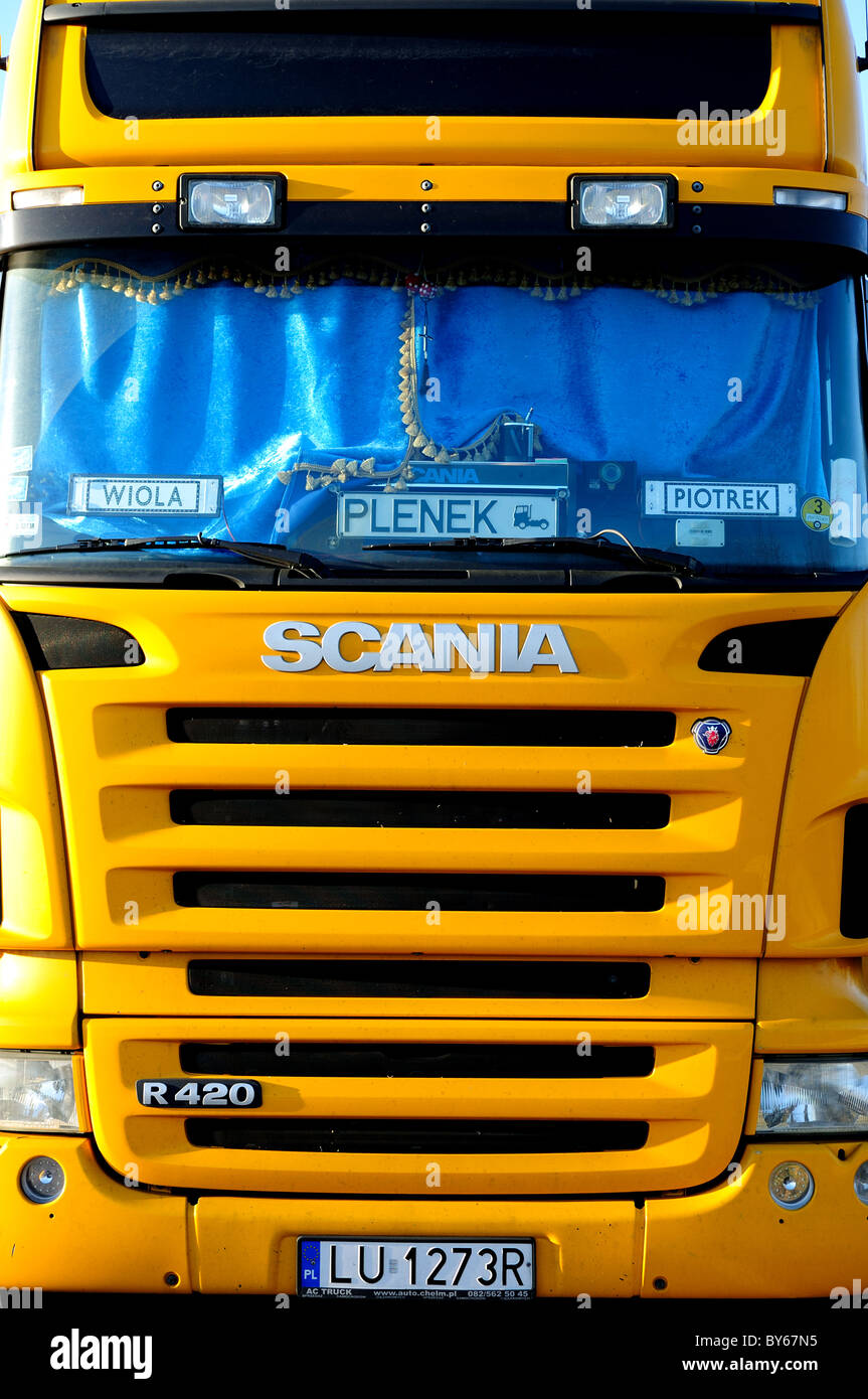 Scania r420 Truck. Polnische Fahrer ruht während auf Lieferung nach Großbritannien. Stockfoto