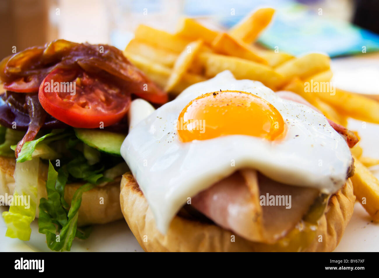 Wagyu-Beef-Burger mit Chips, Speck, Schinken, Ei und Gemüse Stockfoto