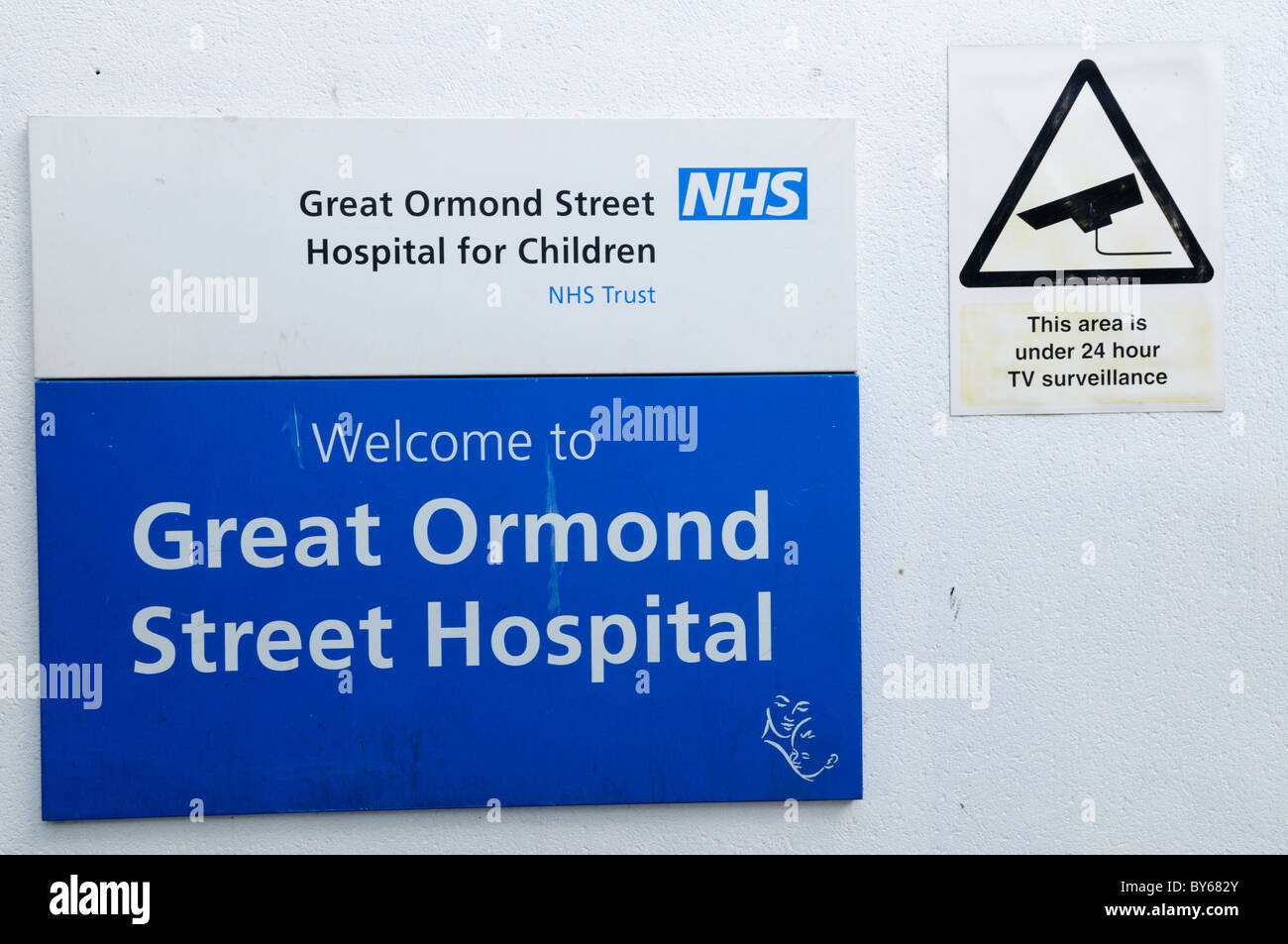 Willkommen Sie im Great Ormond Street Hospital Zeichen und CCTV Überwachung Warnung Hinweis, London, England, UK Stockfoto