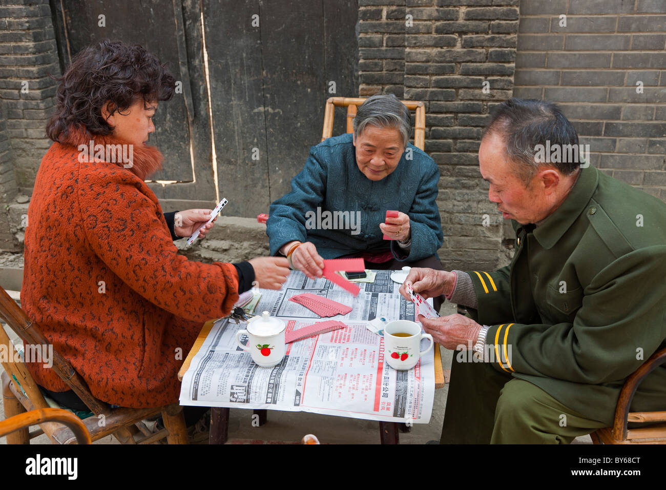 Drei Chinesen Spielkarte Spiel auf der Straße in Hutong, Chengdu, Provinz Sichuan, China. JMH4409 Stockfoto