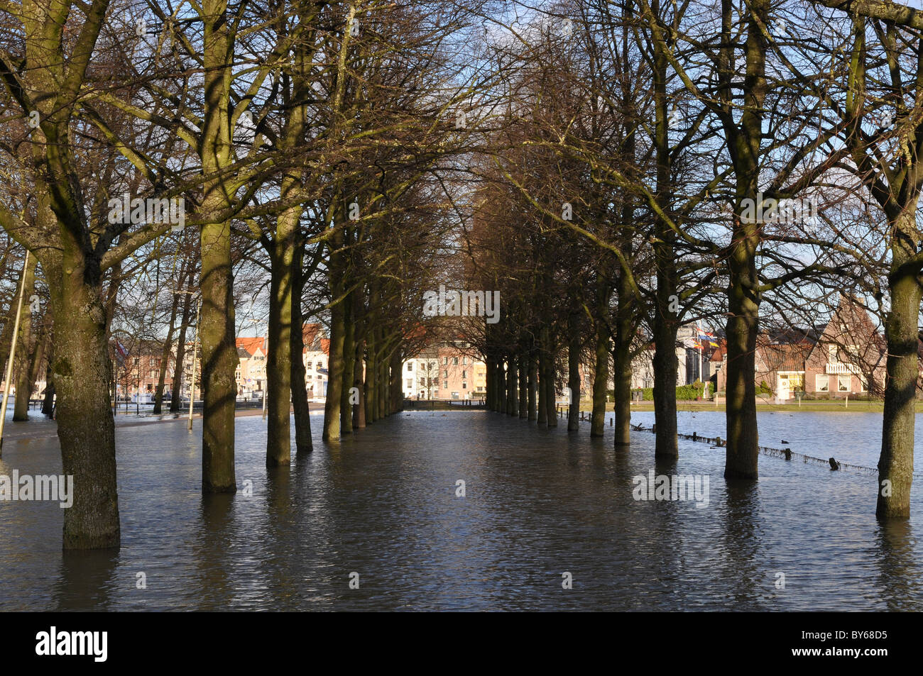 Hochwasser in der Nähe von Zentrum der kleinen Stadt in Holland Stockfoto