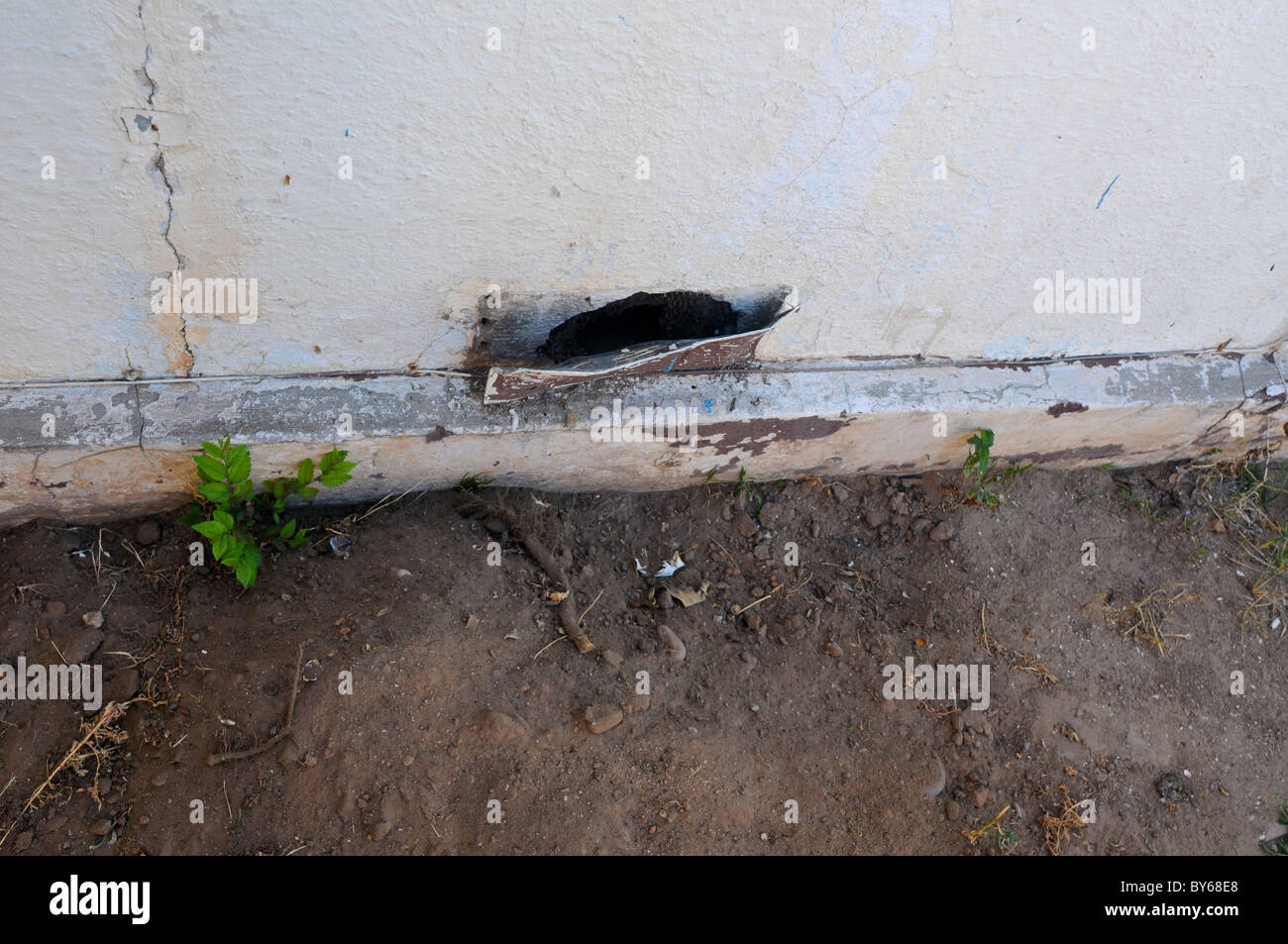 Loch im Mauerwerk mit schlampige Reparatur geknackt Stockfoto