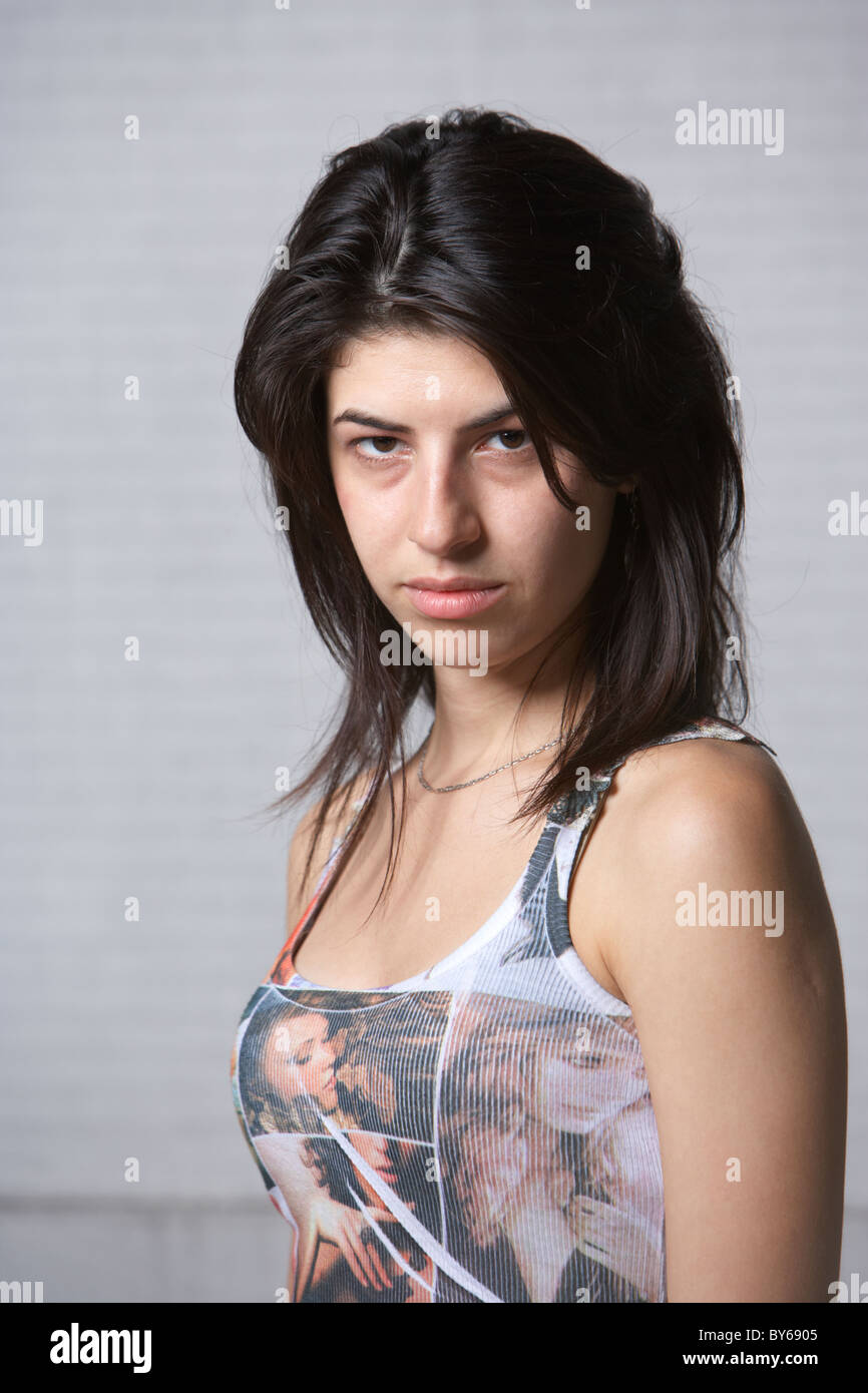 junge zwanziger dunkelhaarige argentinische Frau müde und wütend Stockfoto