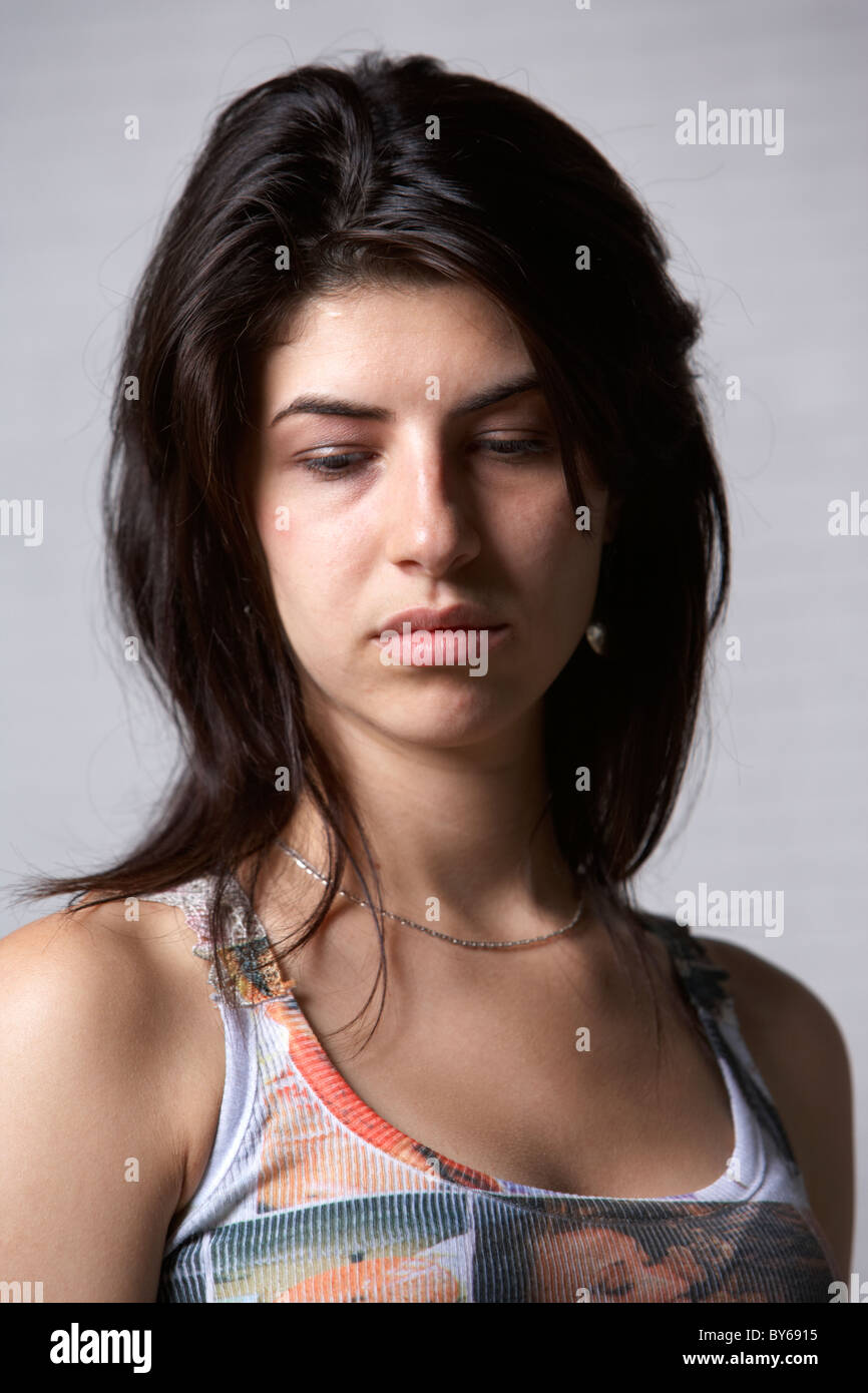 junge zwanziger dunkelhaarige argentinische Frau blickte traurig Stockfoto