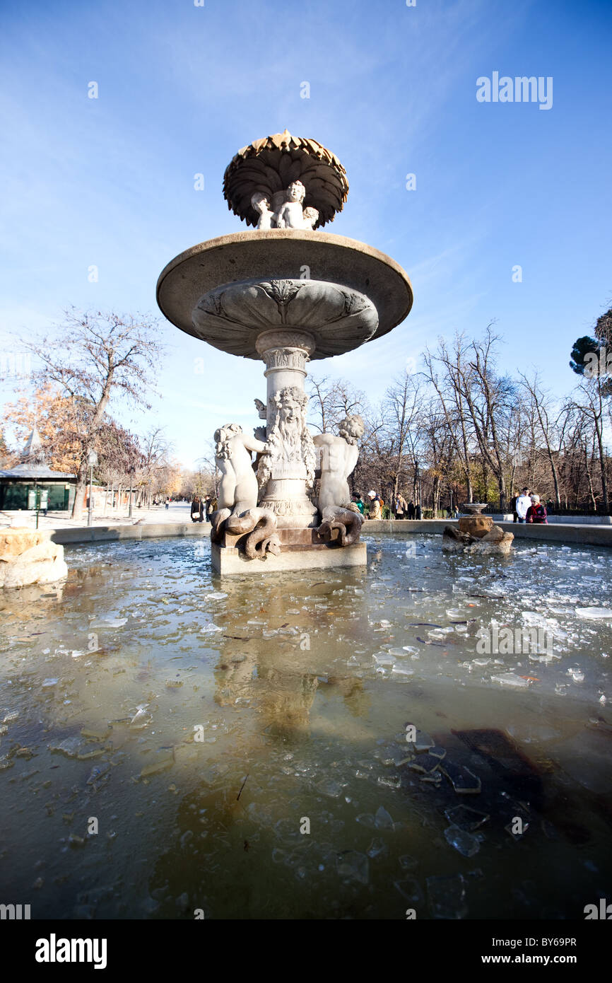 Gefrorene Brunnen in Buen Retiro Park. Madrid Spanien. Stockfoto