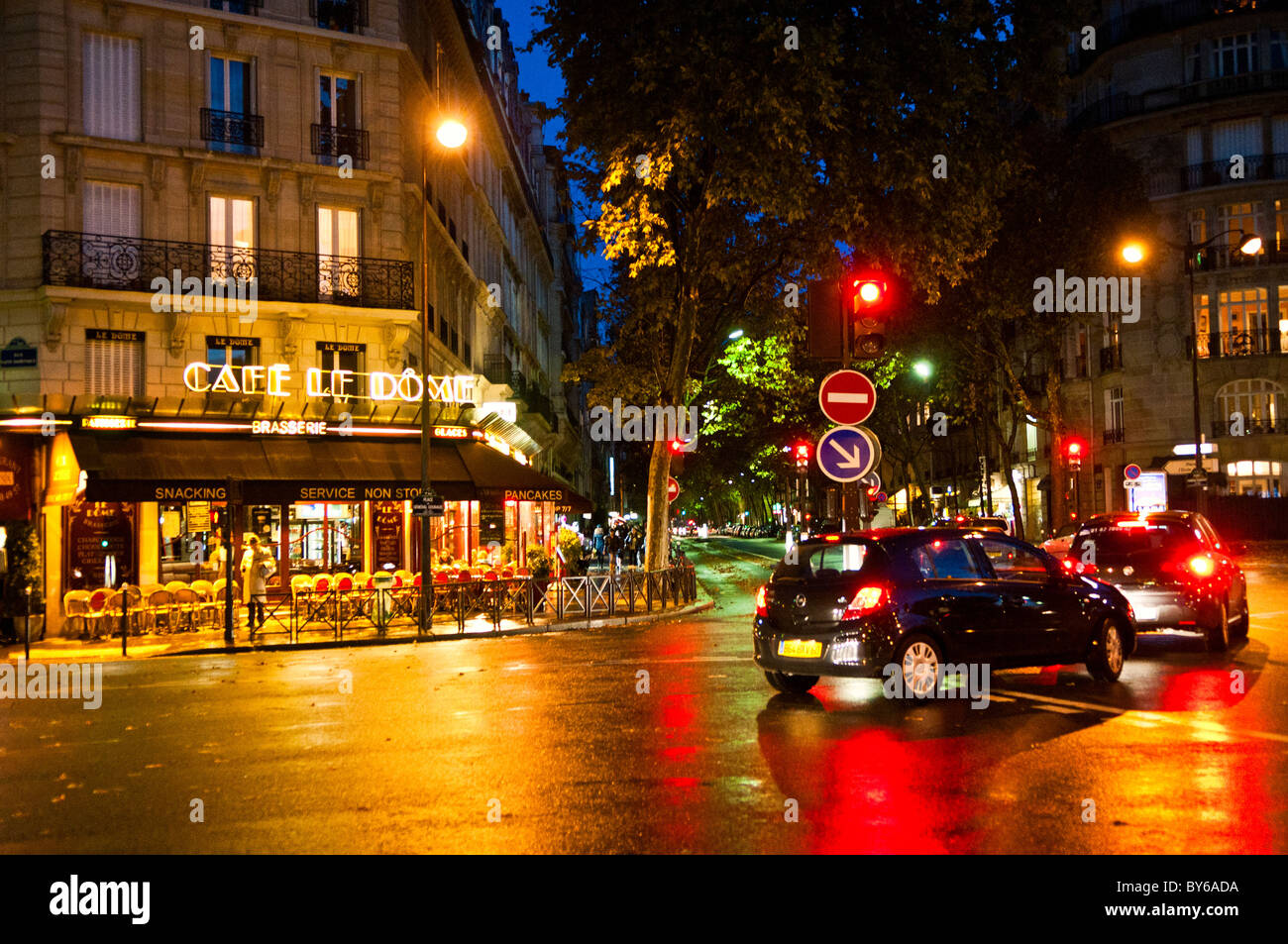 PARIS, Frankreich, nassen Straßen im 7. arrondissement von Paris, in der Nähe des Eiffelturm in der Abenddämmerung. Stockfoto