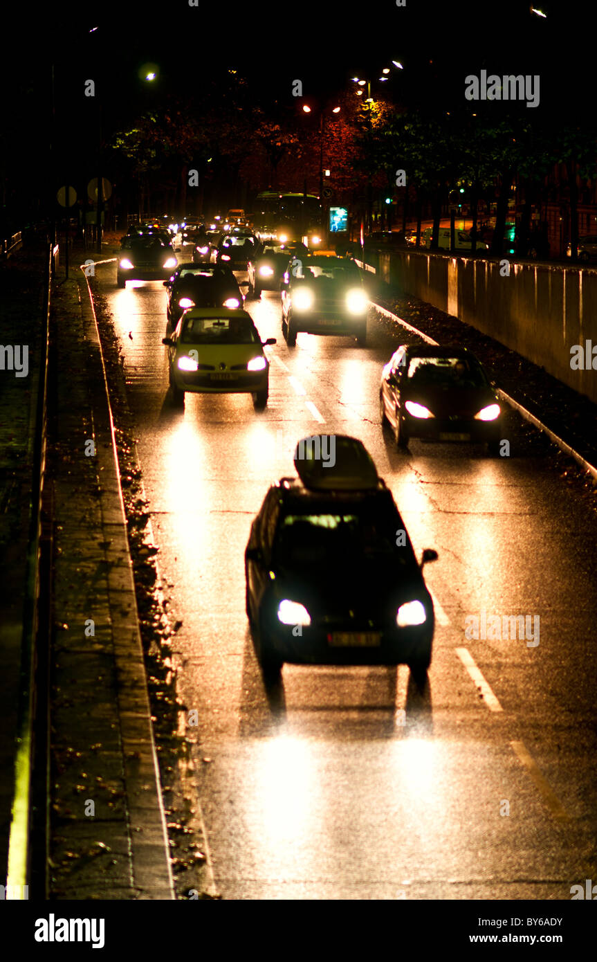 Nachtverkehr auf der Wet Road 7. Arrondissement Paris France // PARIS, France — Nachtverkehr fließt durch das 7. Arrondissement von Paris, Frankreich. Scheinwerfer und Rückleuchten beleuchten den nassen Asphalt und schaffen so eine dynamische Szene städtischer Bewegungen. Dieser zentrale Verwaltungsbezirk am linken seine-Ufer ist bekannt für seine berühmten Wahrzeichen. Hier befinden sich der Eiffelturm, der Champ de Mars sowie verschiedene Ministerien und Museen. Paris, die Hauptstadt, ist ein globales Zentrum für Kunst, Mode und Kultur. Stockfoto