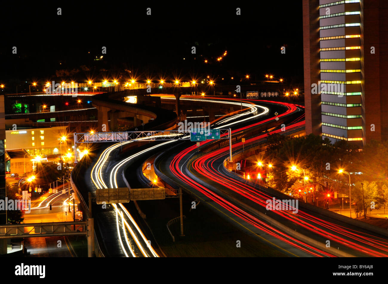 Licht Loipen von fahrenden Autos in Albany, New York. Stockfoto
