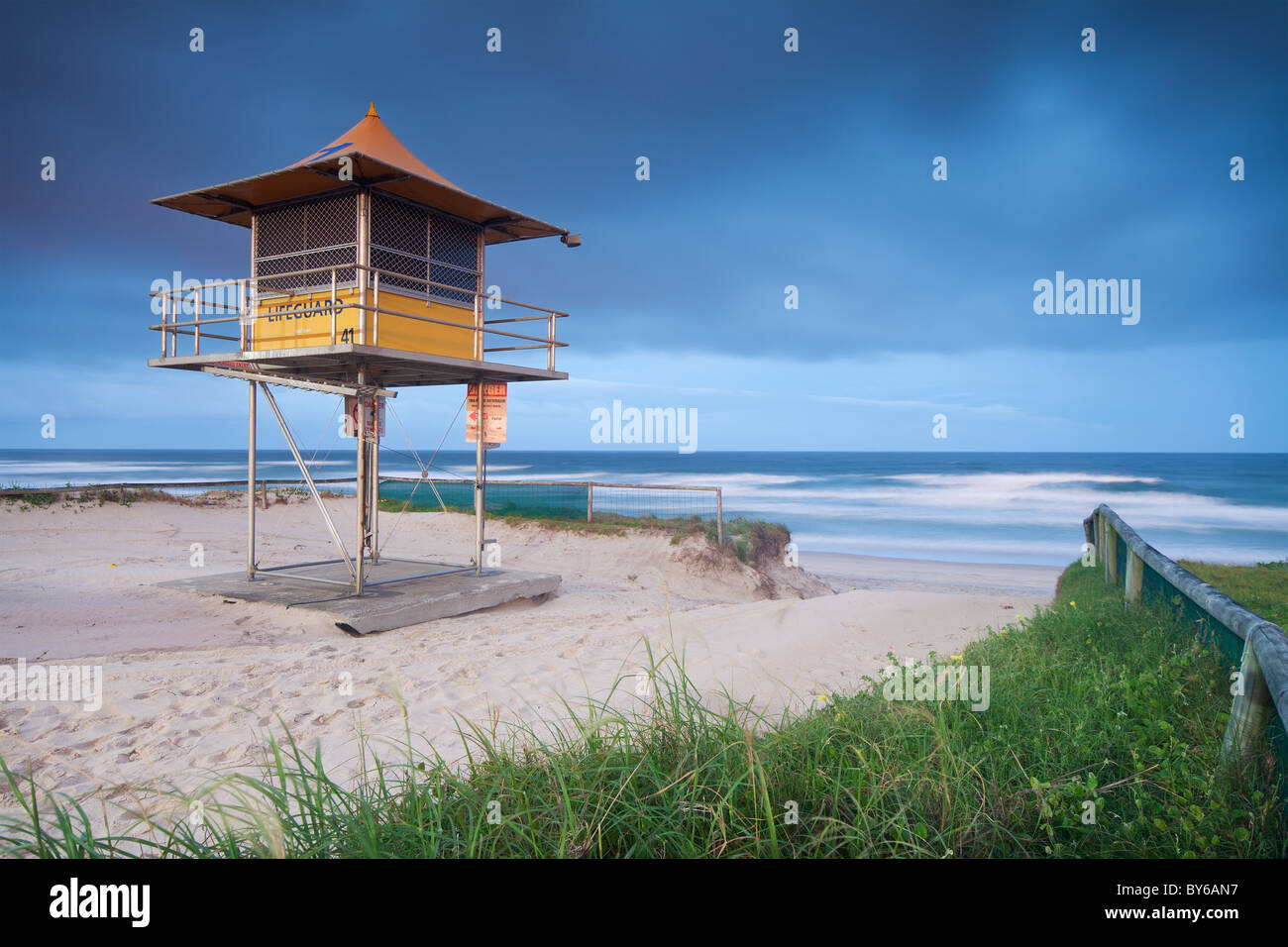 Rettungsschwimmer-Hütte am australischen Strand Stockfoto