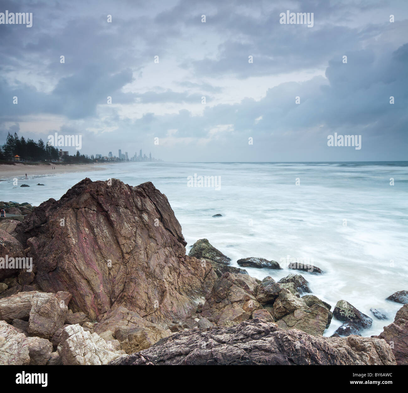 Blick auf die Stadt vom Strand entfernt Stockfoto