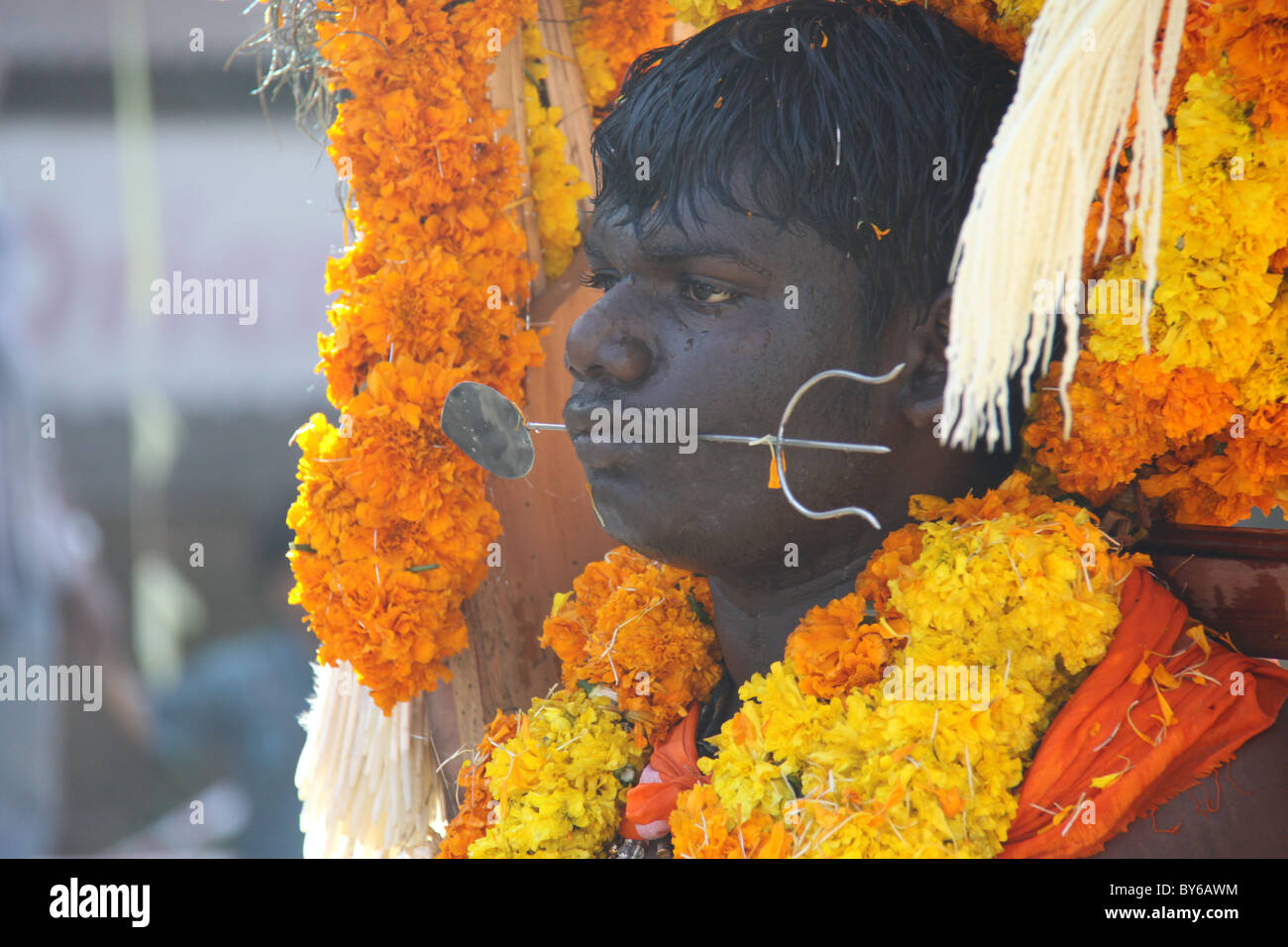 Hinduistische Tanz, der von den Anhängern während der feierlichen Anbetung von Murugan Stockfoto