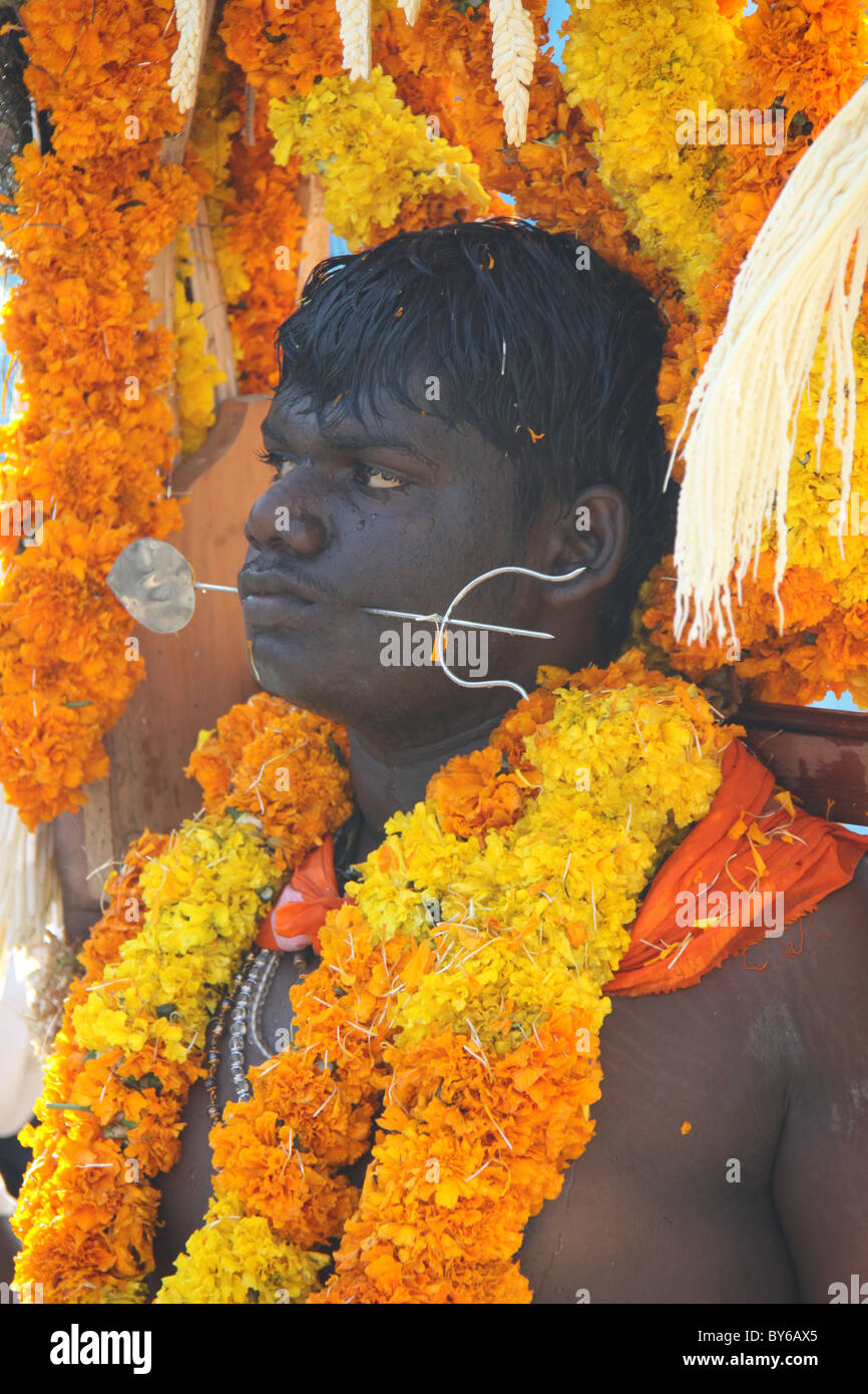 Hinduistische Tanz, der von den Anhängern während der feierlichen Anbetung von Murugan Stockfoto